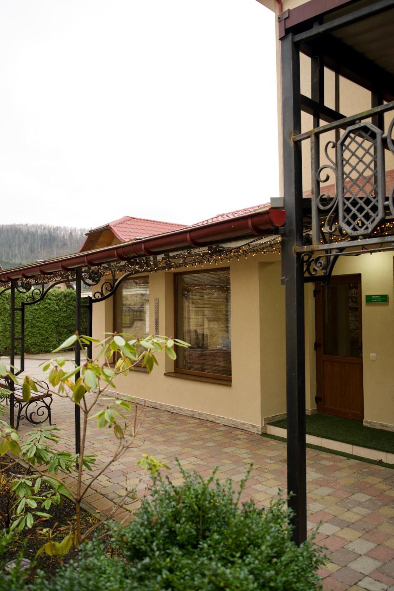 Петрос Family Hotel Яремче Екстериор снимка