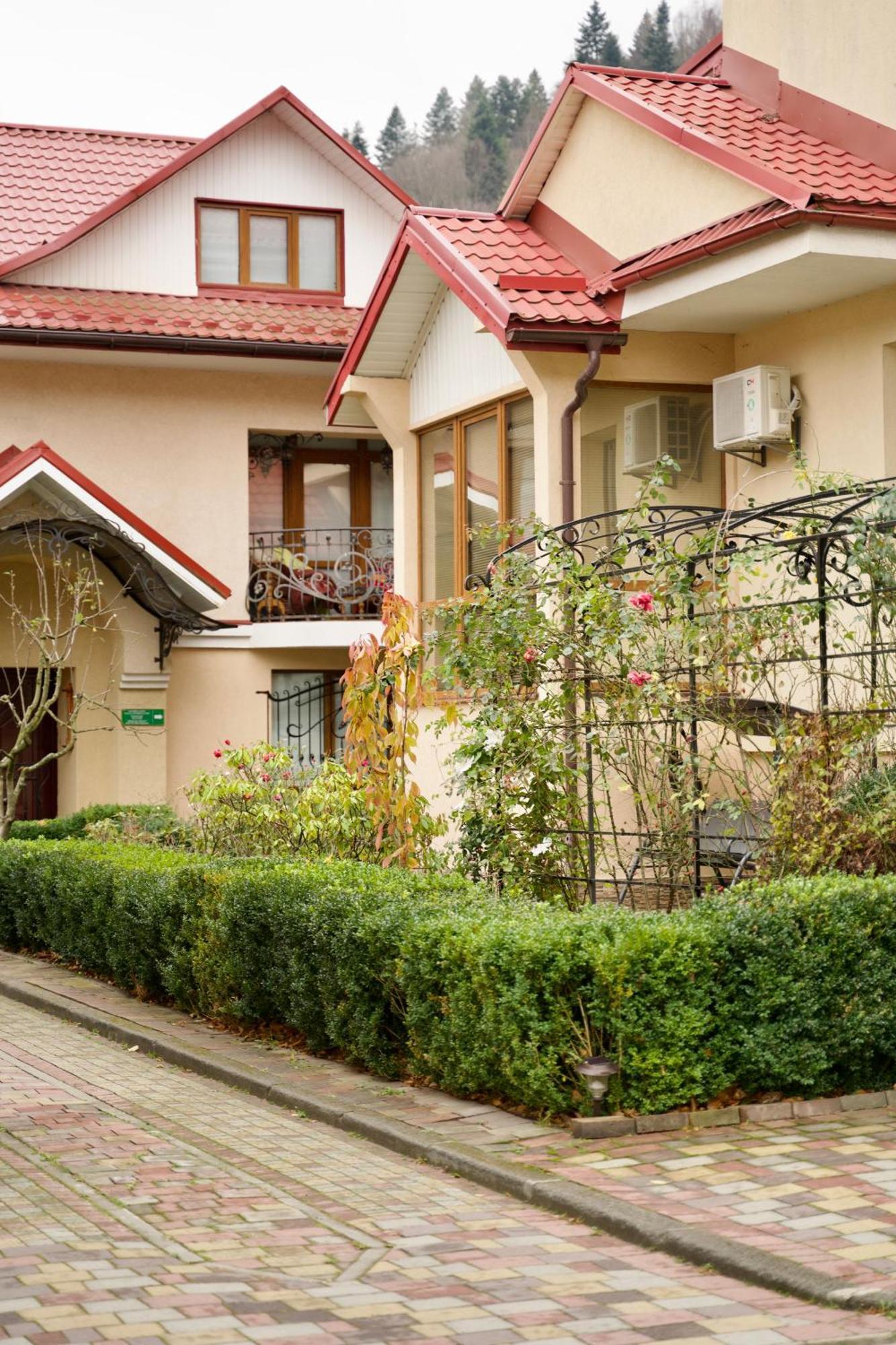 Петрос Family Hotel Яремче Екстериор снимка